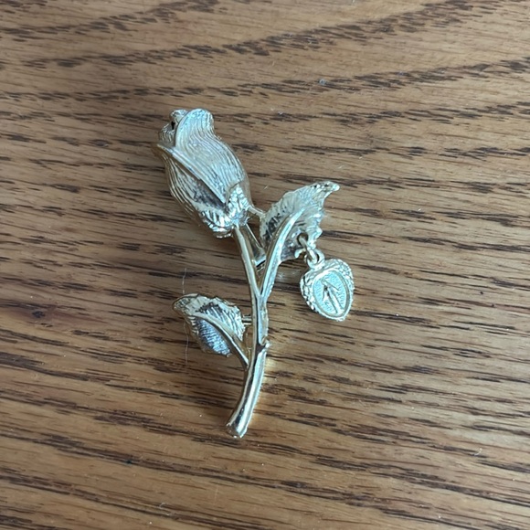 Elegant Gold Rose Brooch - Picture 1 of 3